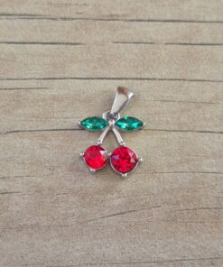DIJE DE ACERO GUINDA CON STRASS COLOR. TAMAÑO 15 X 18 MM.