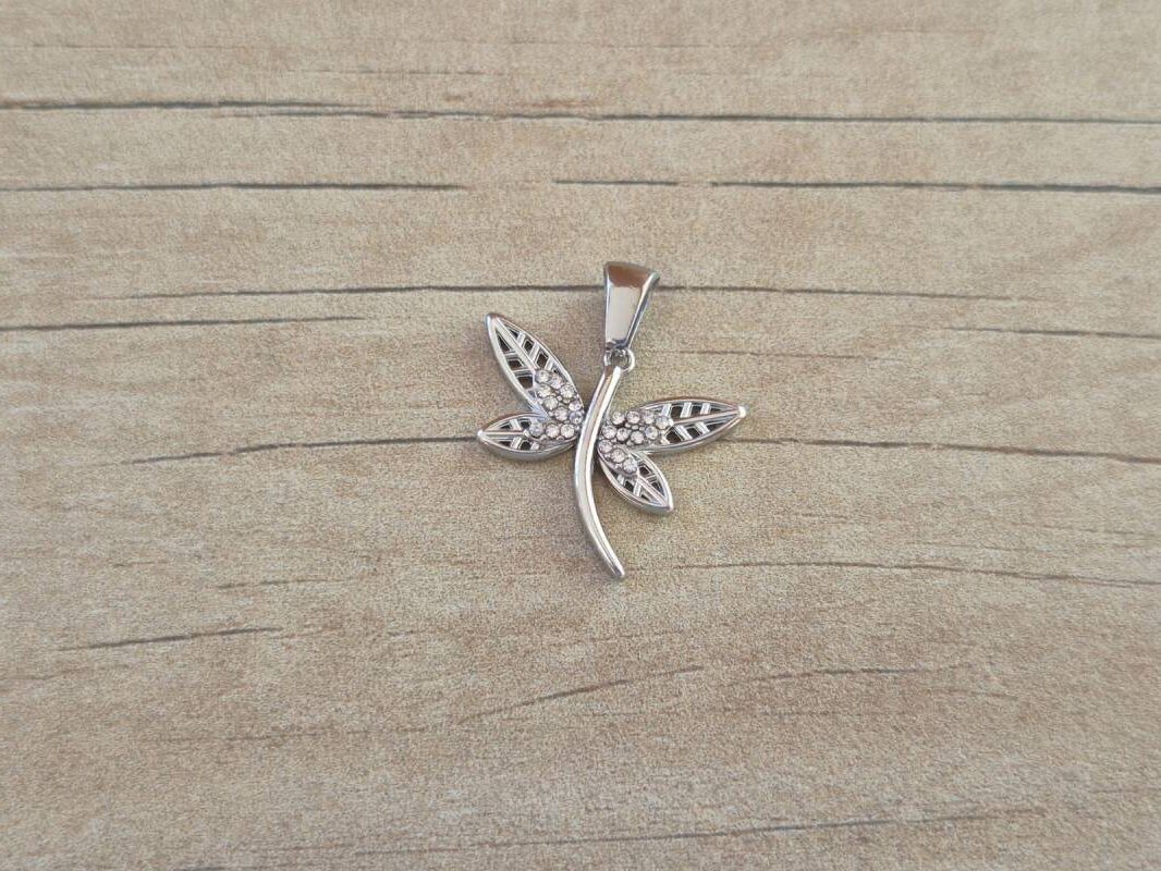 DIJE DE ACERO LIBÉLULA CALADA CON STRASS. TAMAÑO 16 X 21 MM