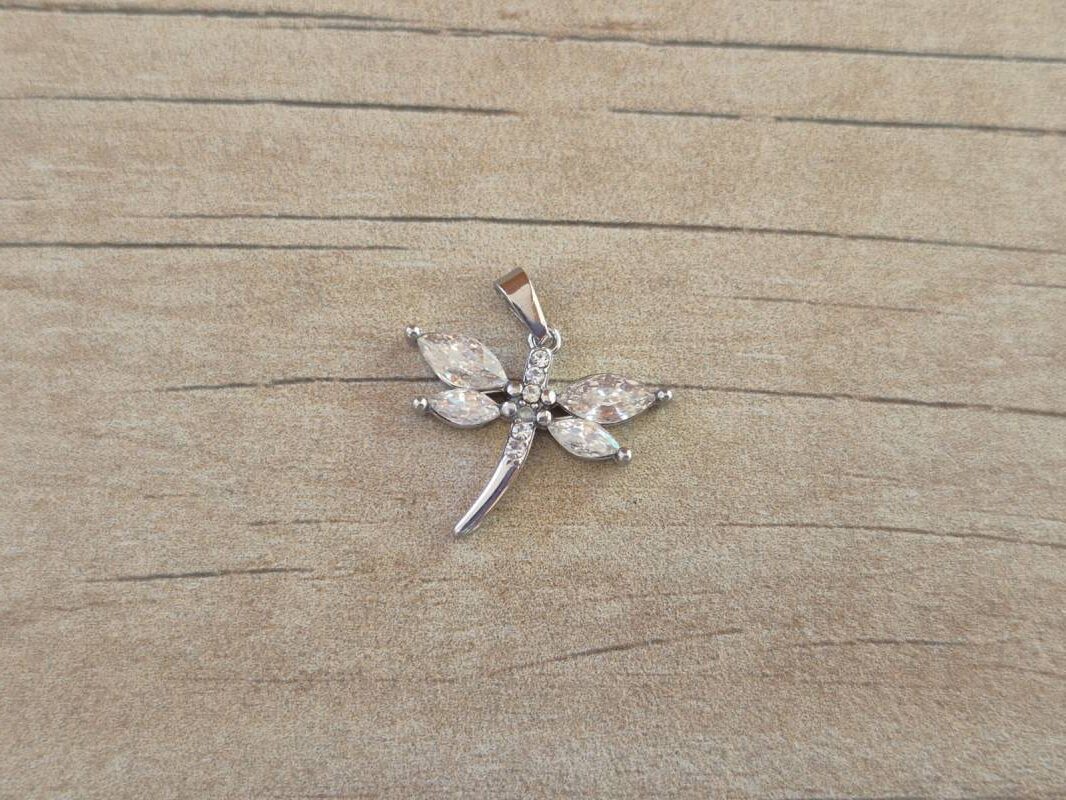 DIJE DE ACERO LIBÉLULA CON STRASS CRISTAL. TAMAÑO 17 X 19 MM