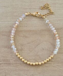 PULSERA DE TANZA CON MOSTACILLAS TONOS BEIGE Y BOLITAS CON TERMINAL DE ACERO DORADO. LARGO 16 CM + 5 EXT