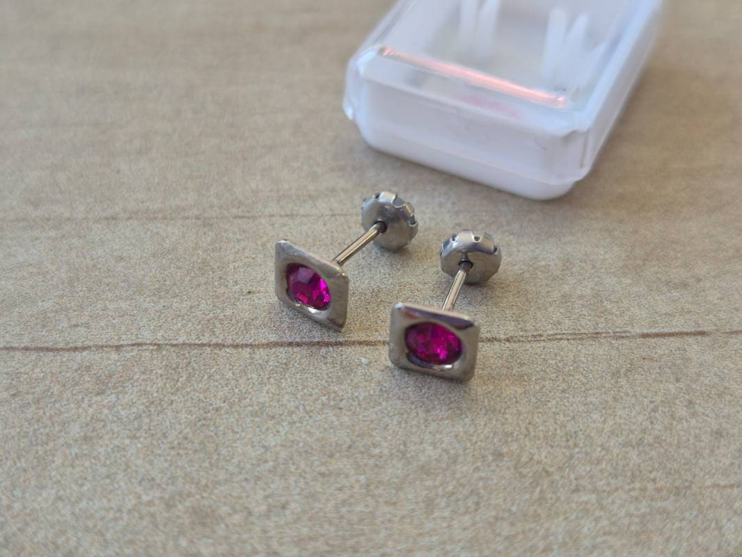ABRIDOR DE ACERO CUADRADO CON STRASS FUCSIA