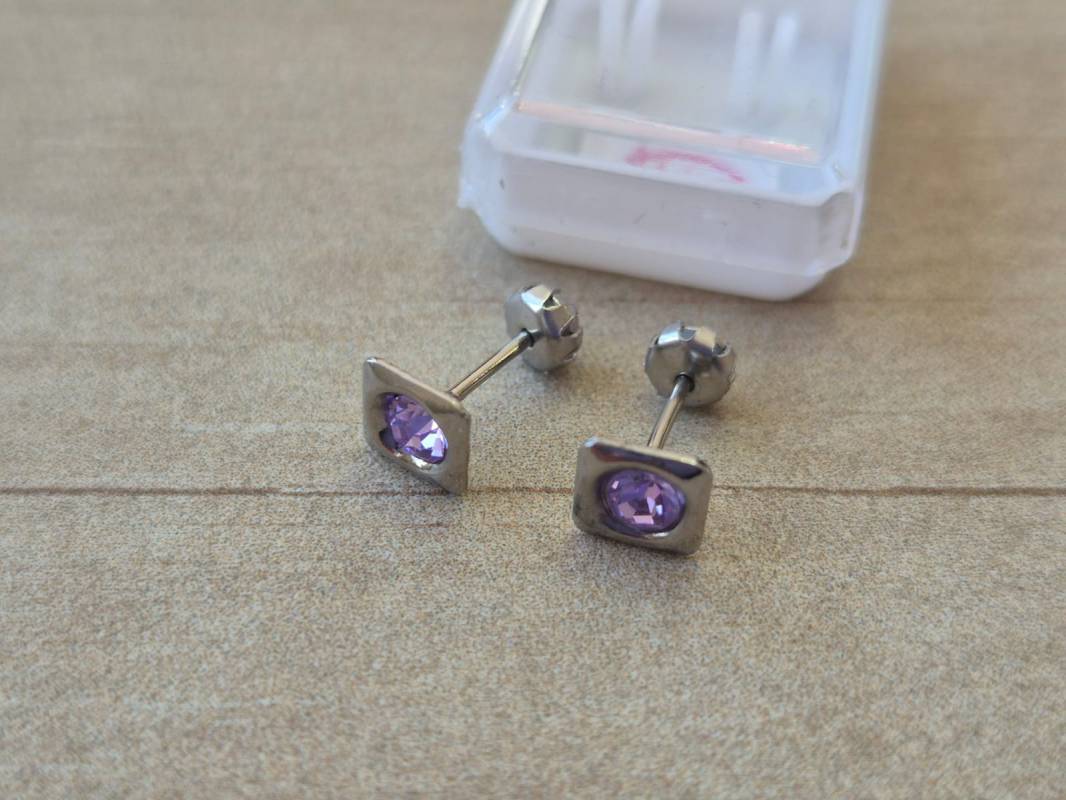 ABRIDOR DE ACERO CUADRADO CON STRASS LILA