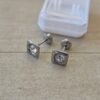 ABRIDOR DE ACERO CUADRADO CON STRASS BLANCO