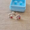 ABRIDOR PLATA HUELLA CON STRASS ROJO
