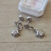 ABRIDOR DE ACERO CON FLOR CON STRASS COLGANTE