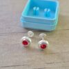 ABRIDOR PLATA BOLITA CHATA CON STRASS ROJO