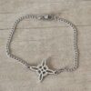 PULSERA DE ACERO ESLABÓN GRUMET CON CENTRO NUDO DE BRUJA. LARGO 18,5 CM