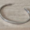 PULSERA DE ACERO ESCLAVA LISA ABIERTA CON CORAZONES CALADOS EN EXTREMOS. ANCHO 6 MM
