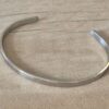 PULSERA DE ACERO ESCLAVA LISA ABIERTA. ANCHO 6 MM