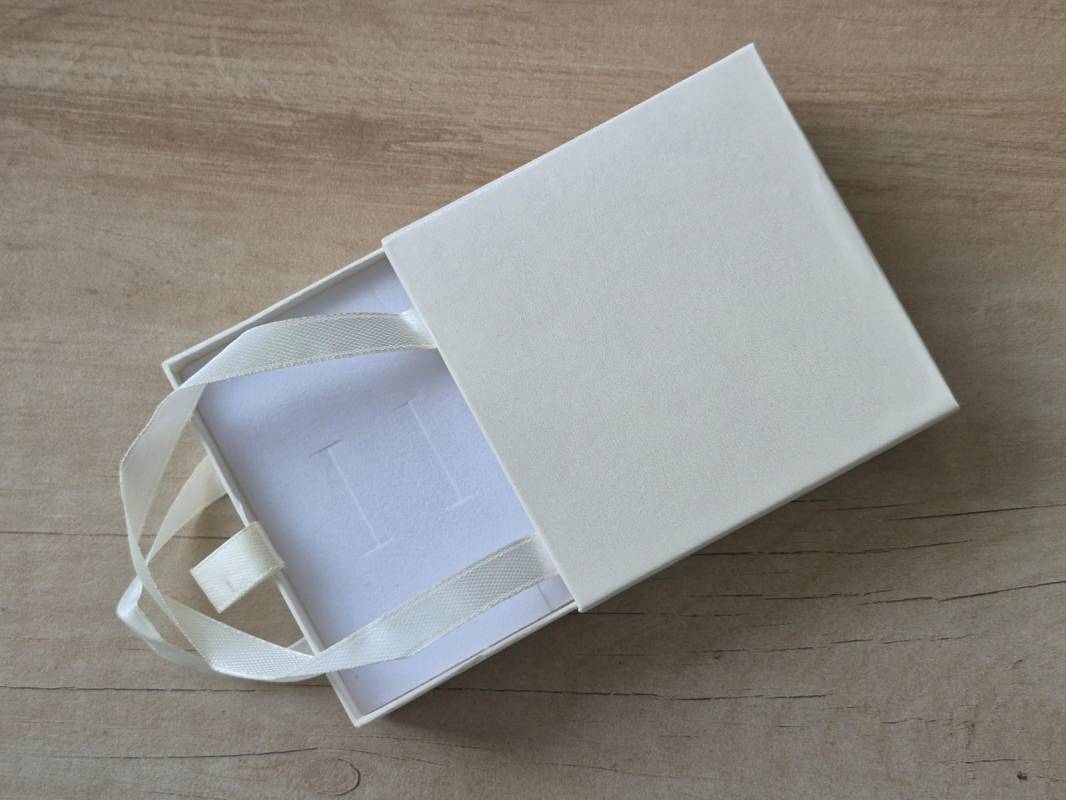 ESTUCHE PARA CONJUNTO COLOR MARFIL, TAMAÑO 9 x 9 CM. 12 UNIDADES - Imagen 3