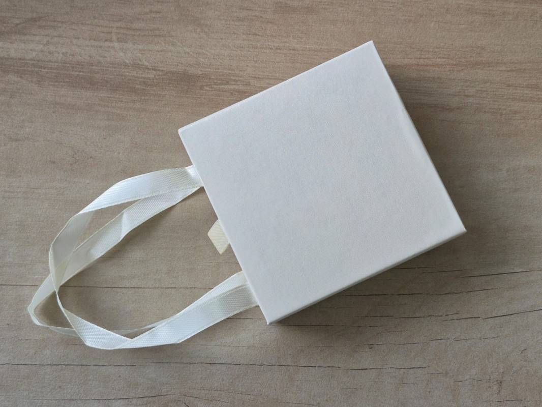 ESTUCHE PARA CONJUNTO COLOR MARFIL, TAMAÑO 9 x 9 CM. 12 UNIDADES