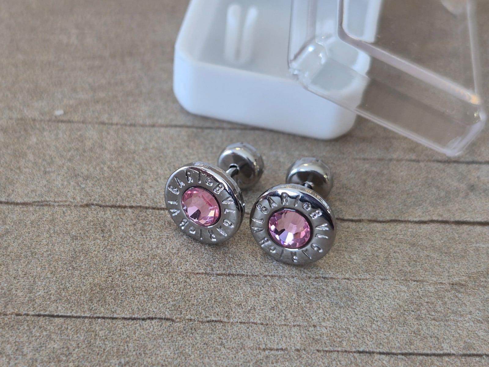 ABRIDOR DE ACERO REDONDO CON BORDE GRABADO Y STRASS ROSA