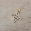 DIJE DE ACERO DORADO CRUZ NUDO DE BRUJAS CON STRASS. TAMAÑO 23 MM