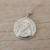 DIJE DE ACERO MEDALLA PLANA CON SAN BENITO Y LEYENDA EN RELIEVE. TAMAÑO 25 MM
