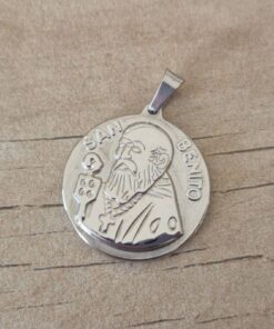 DIJE DE ACERO MEDALLA PLANA CON SAN BENITO Y LEYENDA EN RELIEVE. TAMAÑO 25 MM