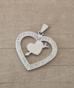 DIJE DE ACERO CORAZON CON STRASS Y CORAZÓN FLECHADO. TAMAÑO 30 MM .