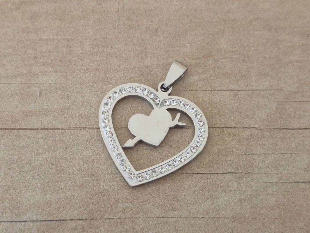 DIJE DE ACERO CORAZON CON STRASS Y CORAZÓN FLECHADO. TAMAÑO 30 MM .