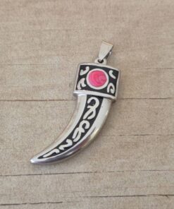 DIJE DE ACERO CUERNO CON ESMALTE FUCSIA. 20 X 40 MM