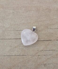 DIJE DE ACERO PIEDRA SIMIL CUARZO ROSA EN FORMA DE CORAZÓN. 15 MM