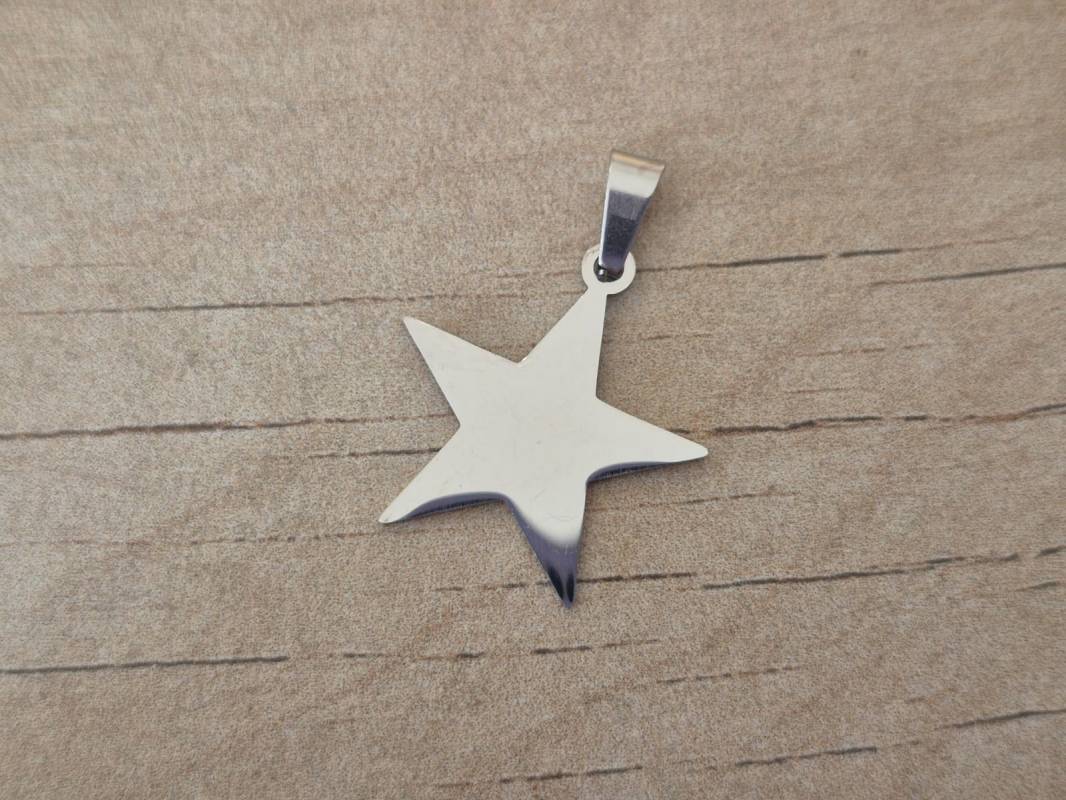 DIJE DE ACERO ESTRELLA PARA GRABAR PULIDA DE UN SOLO LADO - 1MM ESPESOR. TAMAÑO 22 MM