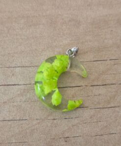 DIJE DE ACERO LUNA ACRÍLICO NUBE VERDE. BRILLA EN LA OSCURIDAD. MEDIDA 20 X 24  MM
