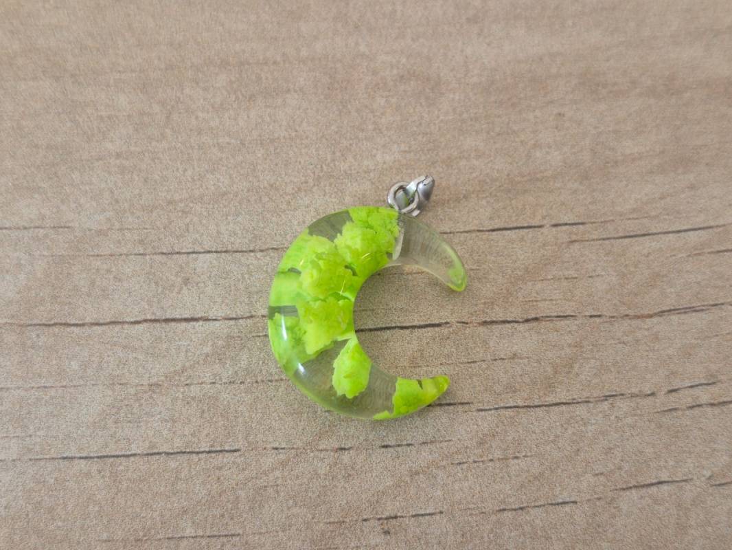 DIJE DE ACERO LUNA ACRÍLICO NUBE VERDE. BRILLA EN LA OSCURIDAD. MEDIDA 20 X 24 MM