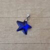 DIJE DE ACERO ESTRELLA 20 MM DE ACRÍLICO AZUL. 20 MM