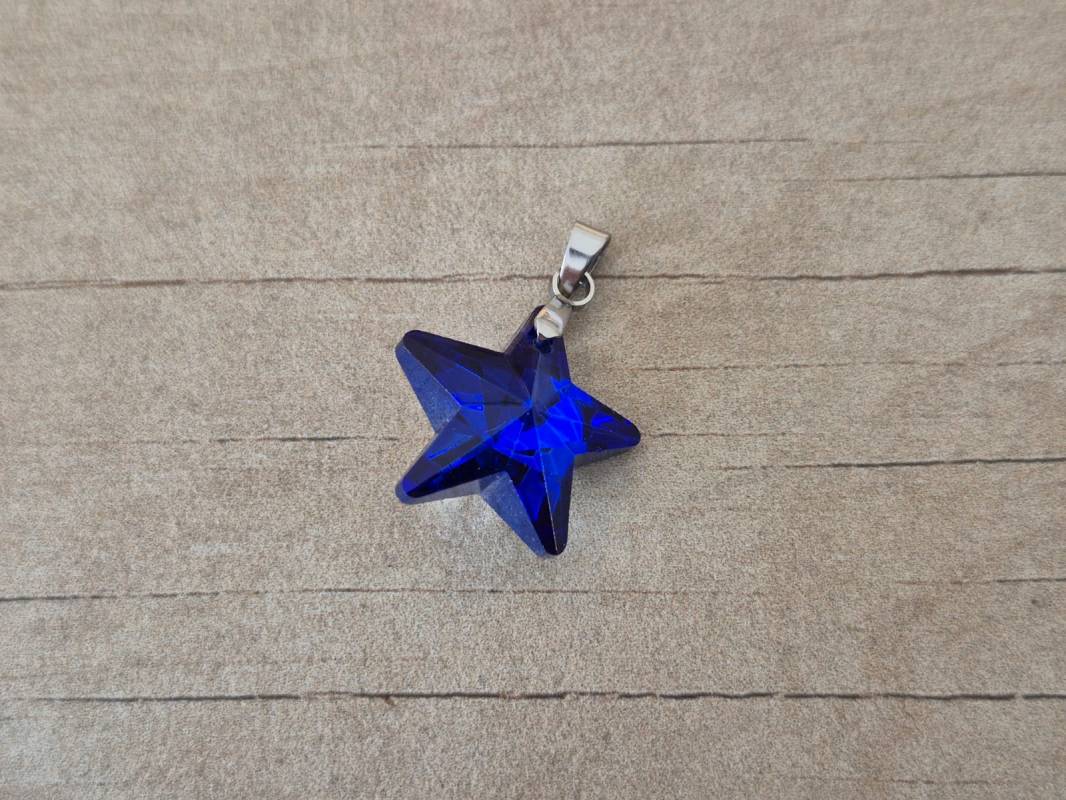 DIJE DE ACERO ESTRELLA 20 MM DE ACRÍLICO AZUL. 20 MM