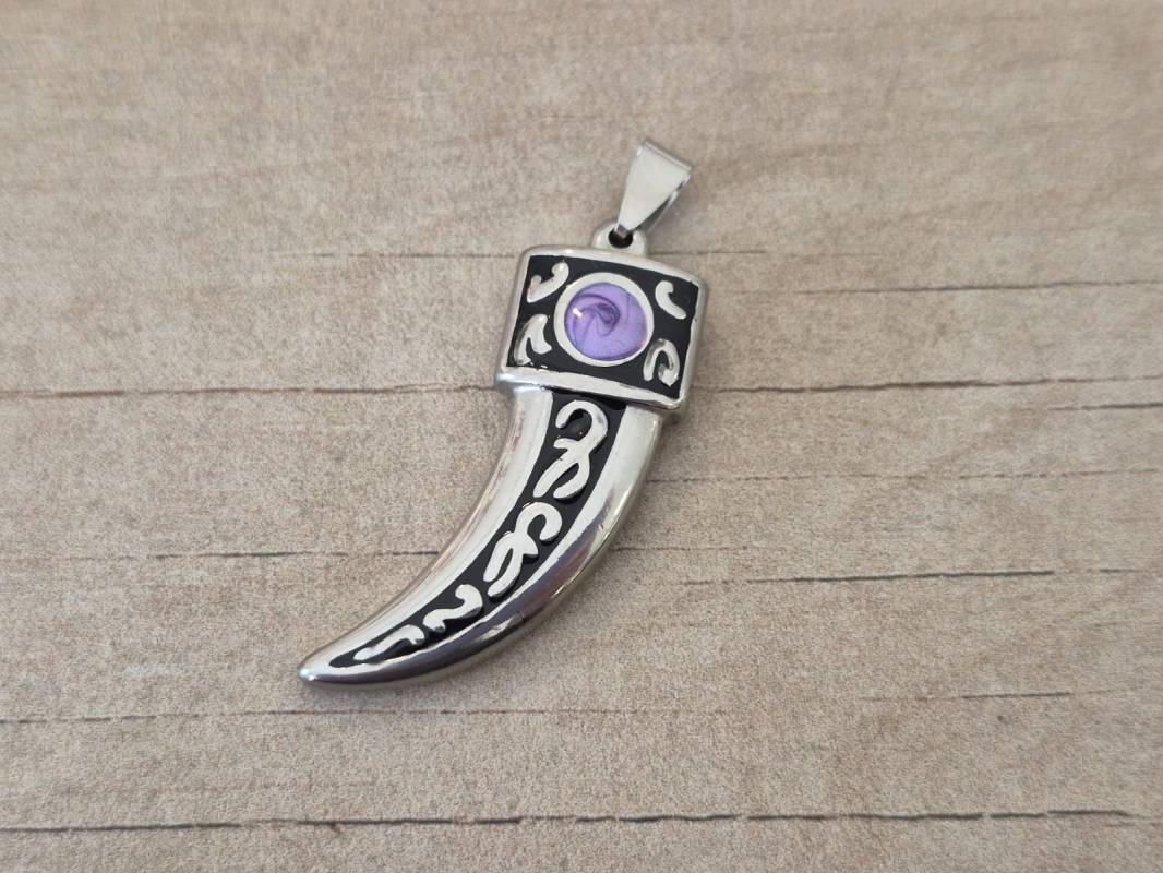 DIJE DE ACERO CUERNO CON ESMALTE LILA. 20 X 40 MM