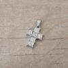 DIJE DE ACERO CRUZ CON STRASS CUADRADOS. TAMAÑO 14 X 20 MM