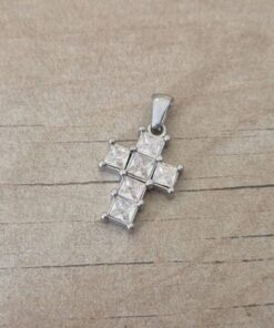 DIJE DE ACERO CRUZ CON STRASS CUADRADOS. TAMAÑO 14 X 20 MM