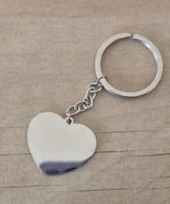 LLAVERO DE ACERO CON DIJE CORAZÒN PARA GRABAR 30 X 25 MM PULIDO EN AMBAS CARAS. ESPESOR 1.4 MM .LARGO TOTAL 95 MM