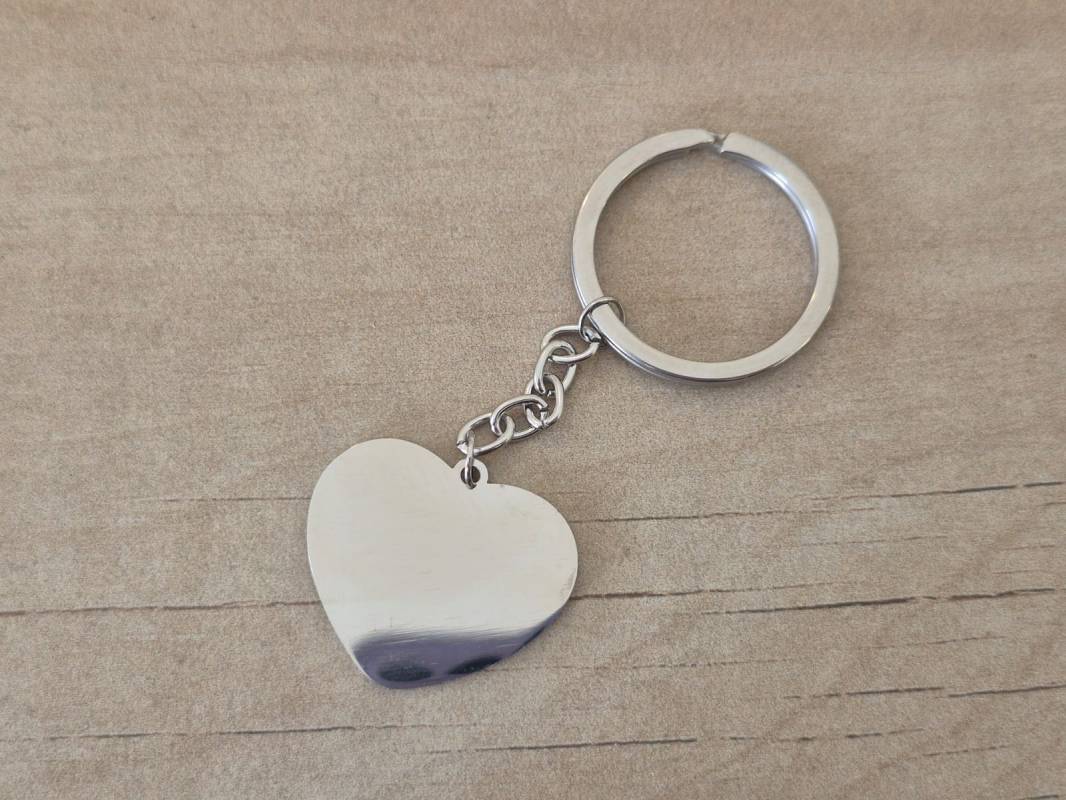 LLAVERO DE ACERO CON DIJE CORAZÒN PARA GRABAR 30 X 25 MM PULIDO EN AMBAS CARAS. ESPESOR 1.4 MM .LARGO TOTAL 95 MM