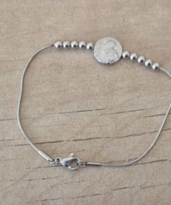 PULSERA DE ACERO COLA DE RATON CON BOLITAS Y DIJE SAN BENITO. LARGO 18,5 CM