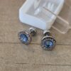 ABRIDOR DE ACERO REDONDO CON BORDE GRABADO Y STRASS CELESTE
