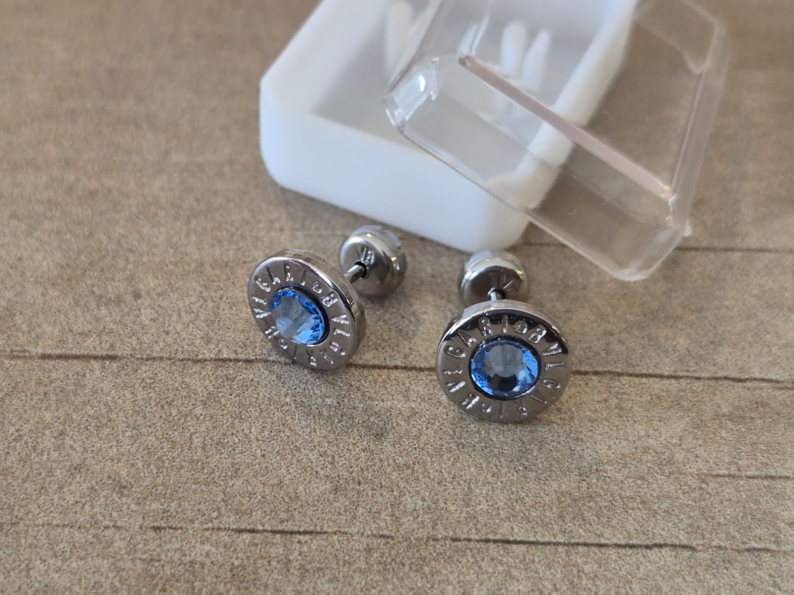 ABRIDOR DE ACERO REDONDO CON BORDE GRABADO Y STRASS CELESTE