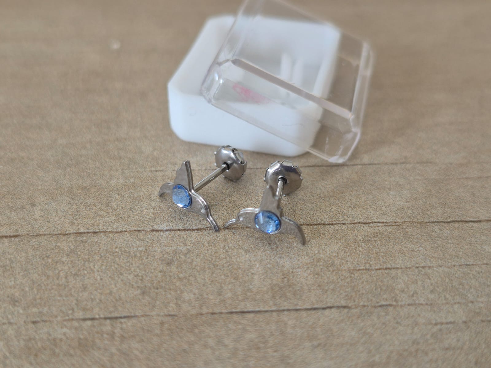 ABRIDOR DE ACERO COLIBRI CON STRASS CELESTE