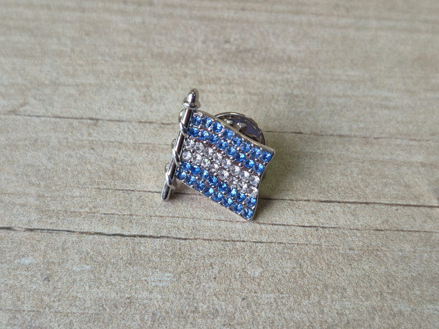 ESCARAPELA BANDERA ARGENTINA CON STRASS. TAMAÑO 15 X 17 MM
