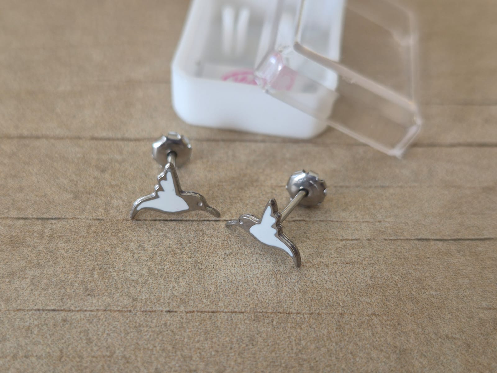 ABRIDOR DE ACERO COLIBRI ESMALTADO BLANCO