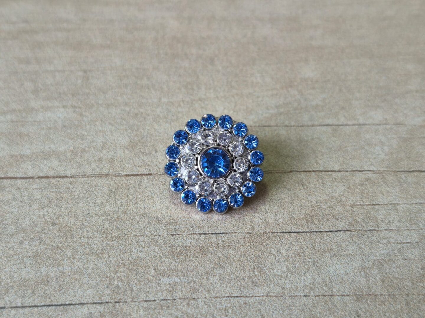 ESCARAPELA REDONDA ARGENTINA CON STRASS. TAMAÑO 17 MM