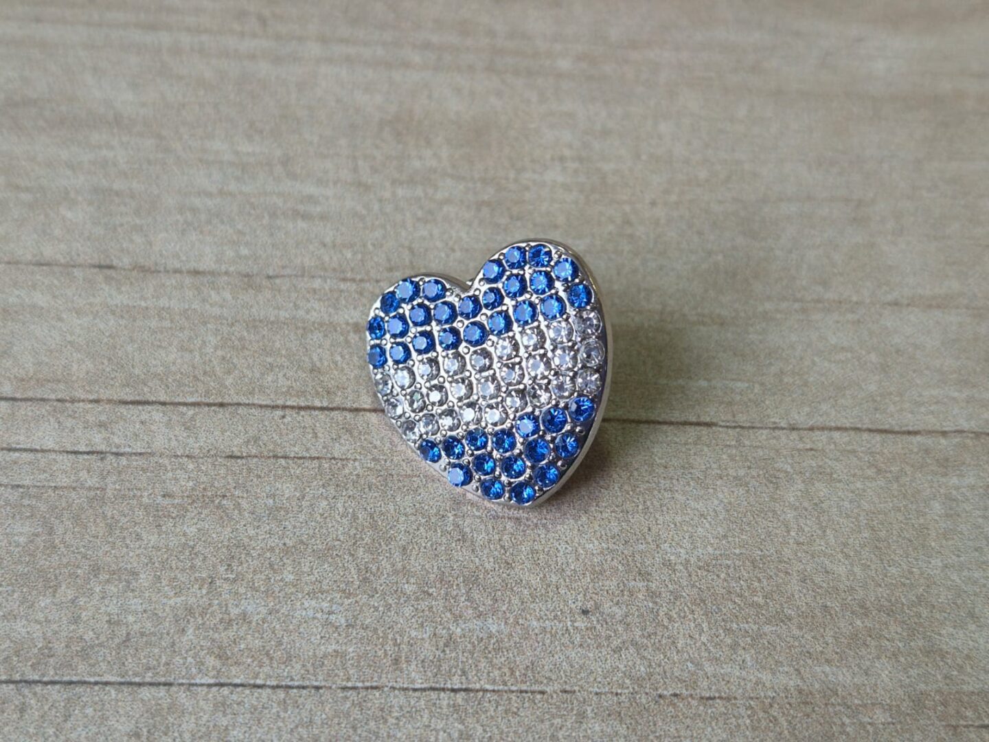 ESCARAPELA CORAZON ARGENTINA CON STRASS. TAMAÑO 20 MM