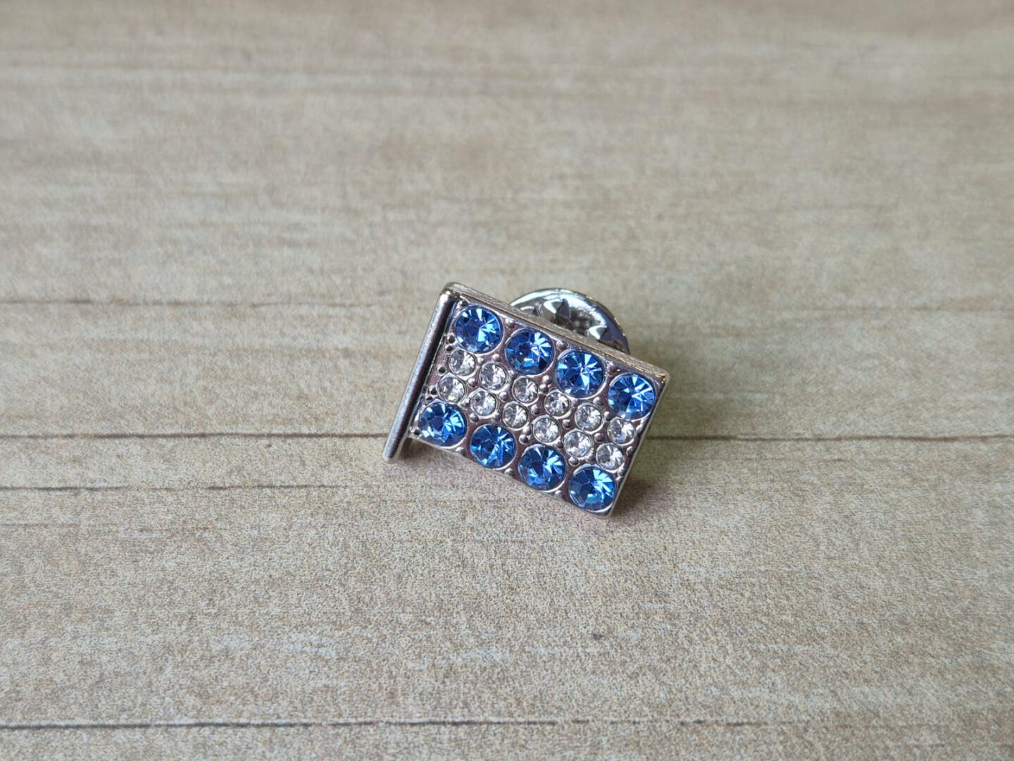 ESCARAPELA BANDERA ARGENTINA CON STRASS. TAMAÑO 14 X 17 MM.