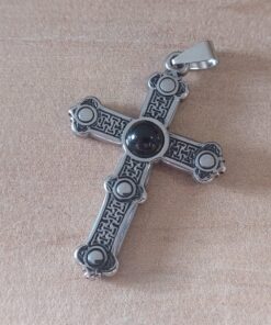 DIJE DE ACERO CRUZ GOTICA REVERSIBLE. TAMAÑO 32 X 45 MM.