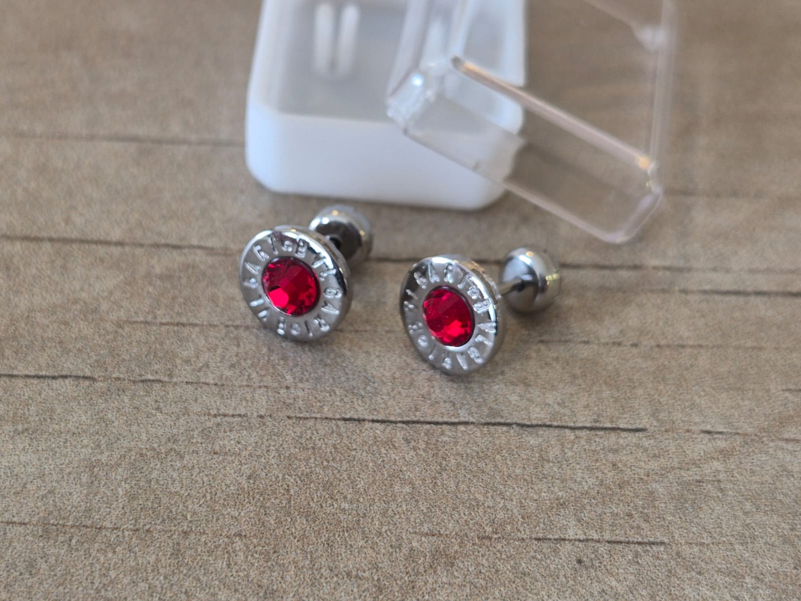 ABRIDOR DE ACERO REDONDO CON BORDE GRABADO Y STRASS ROJO