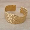 PULSERA DE ACERO DORADO ESCLAVA ABIERTA TRABAJADA