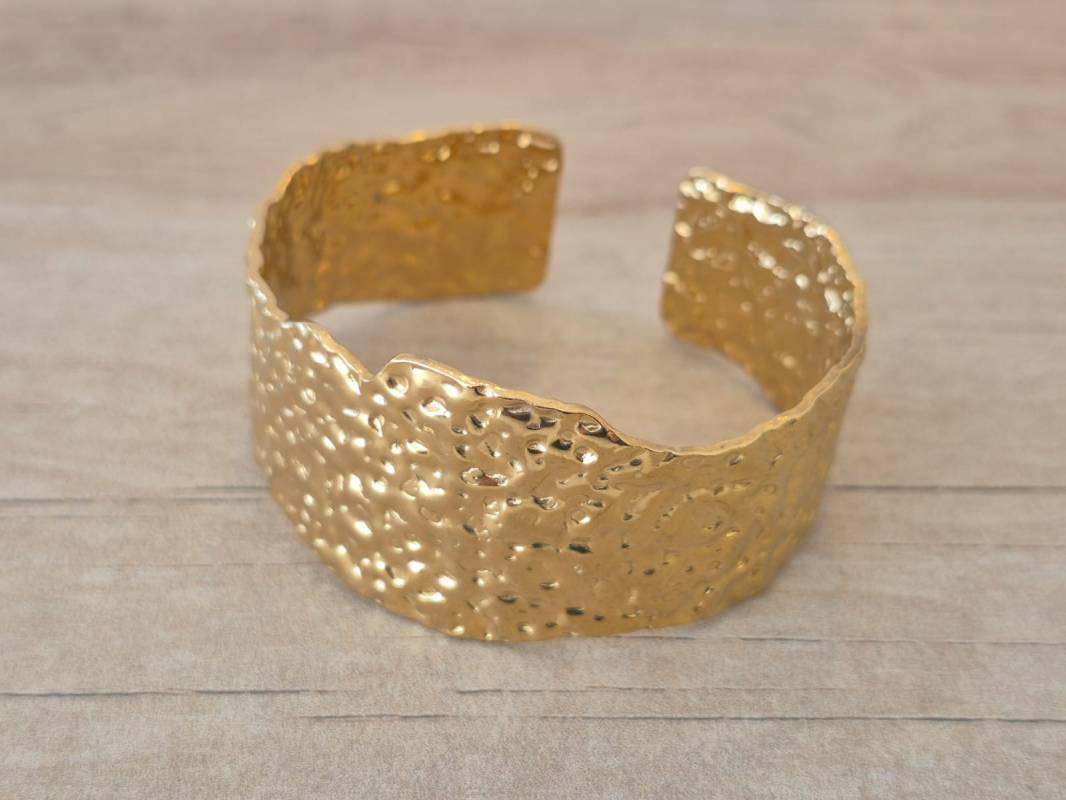 PULSERA DE ACERO DORADO ESCLAVA ABIERTA TRABAJADA