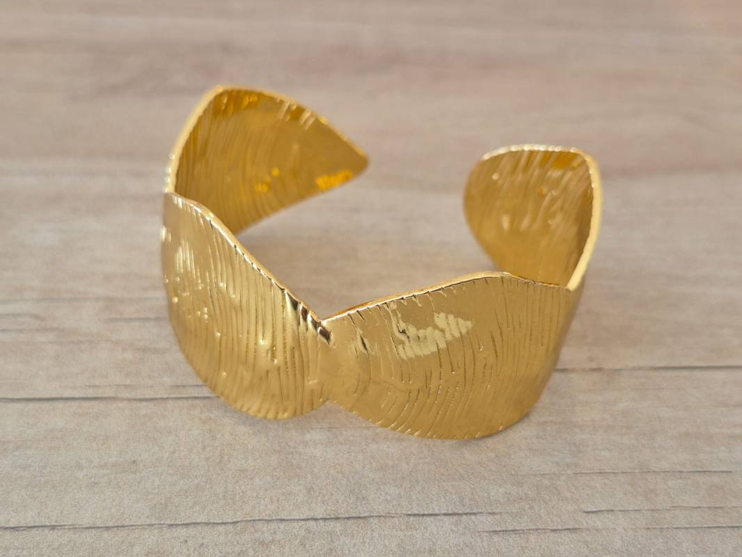 PULSERA DE ACERO DORADO ESCLAVA ABIERTA TRABAJADA