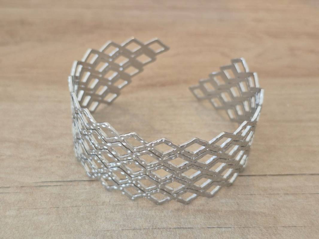 PULSERA DE ACERO ESCLAVA ABIERTA TRABAJADA