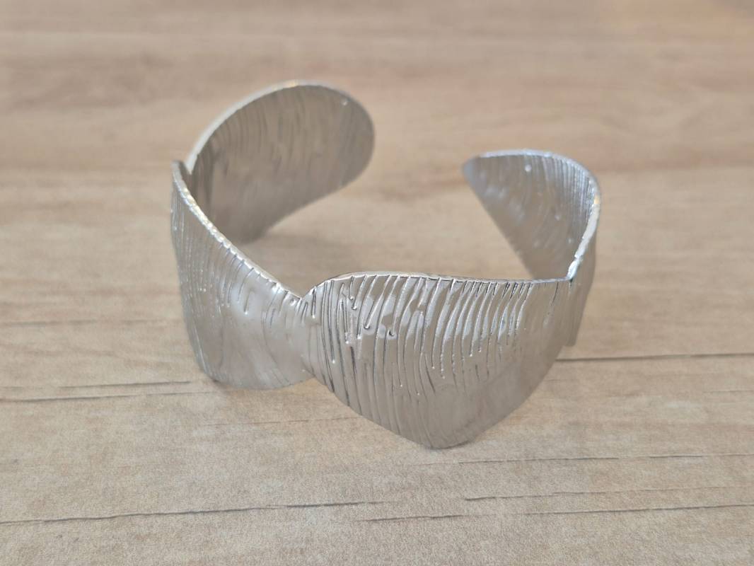 PULSERA DE ACERO ESCLAVA ABIERTA TRABAJADA
