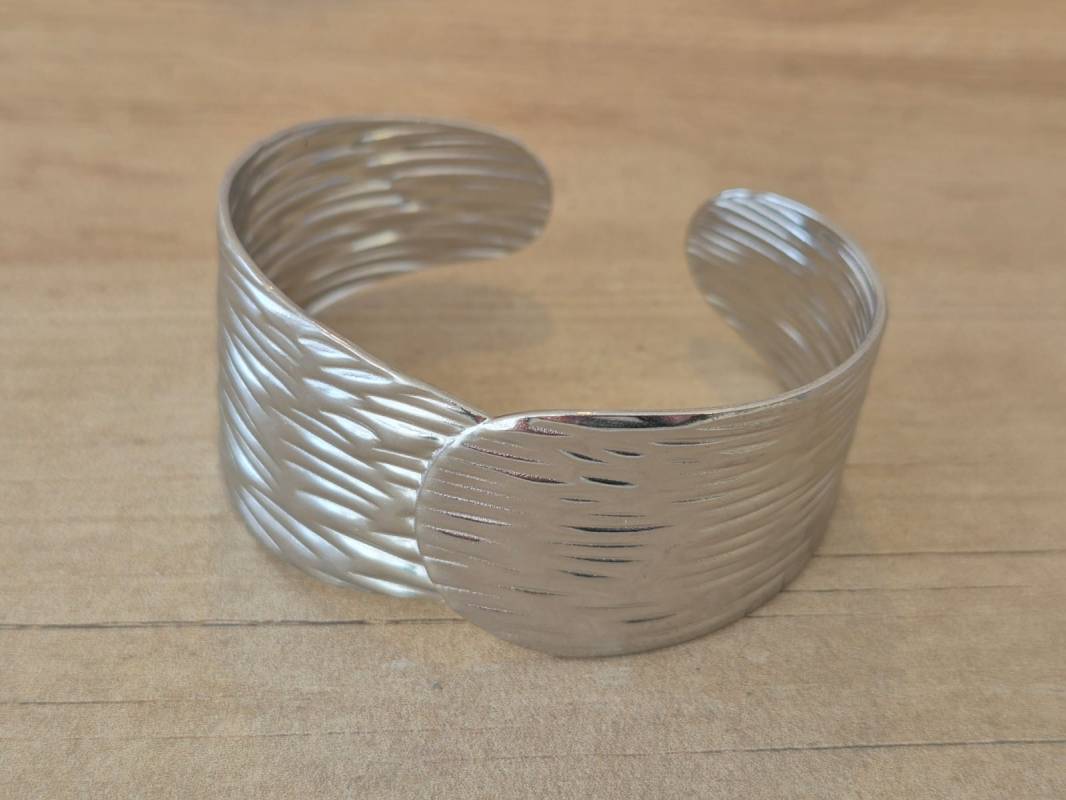 PULSERA DE ACERO ESCLAVA ABIERTA TRABAJADA